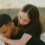 Liebe ja – aber ich bleibe ich: So behältst du deine Freundschaften trotz Beziehung