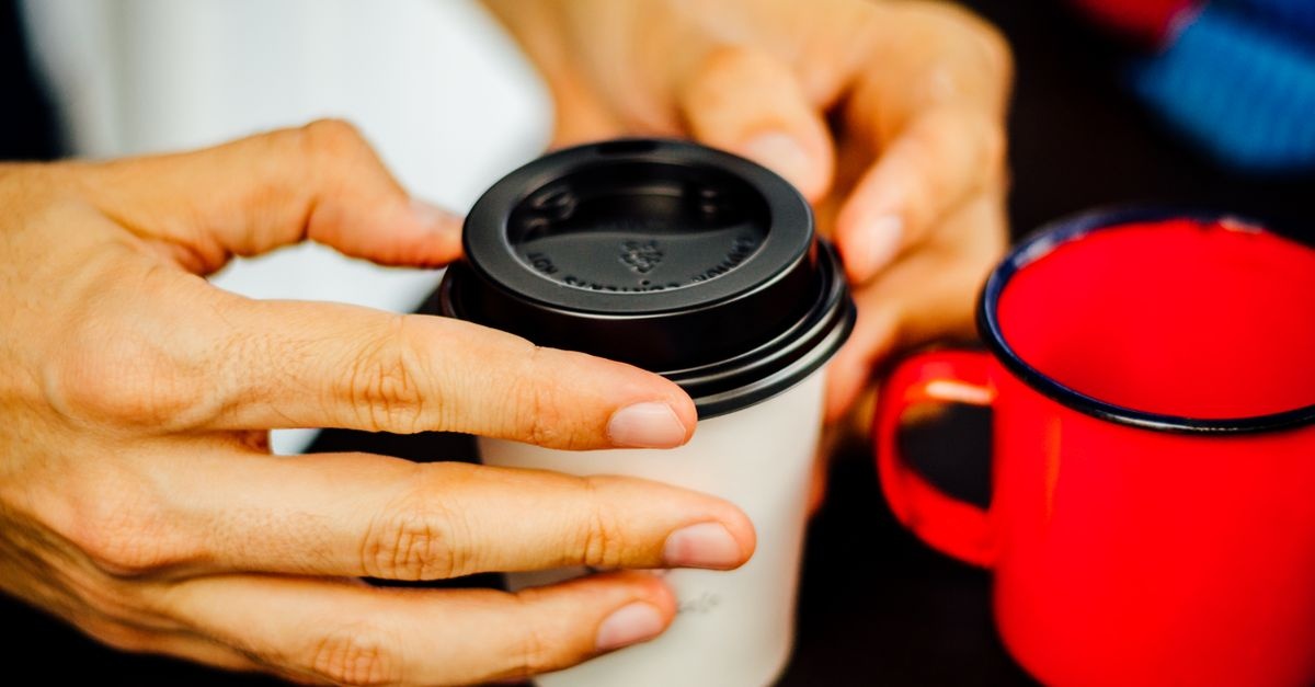 Sippy Cup oder offener Becher? So findet ihr den besten Weg zum selbstständigen Trinken