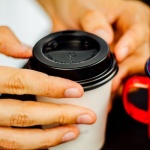 Sippy Cup oder offener Becher? So findet ihr den besten Weg zum selbstständigen Trinken