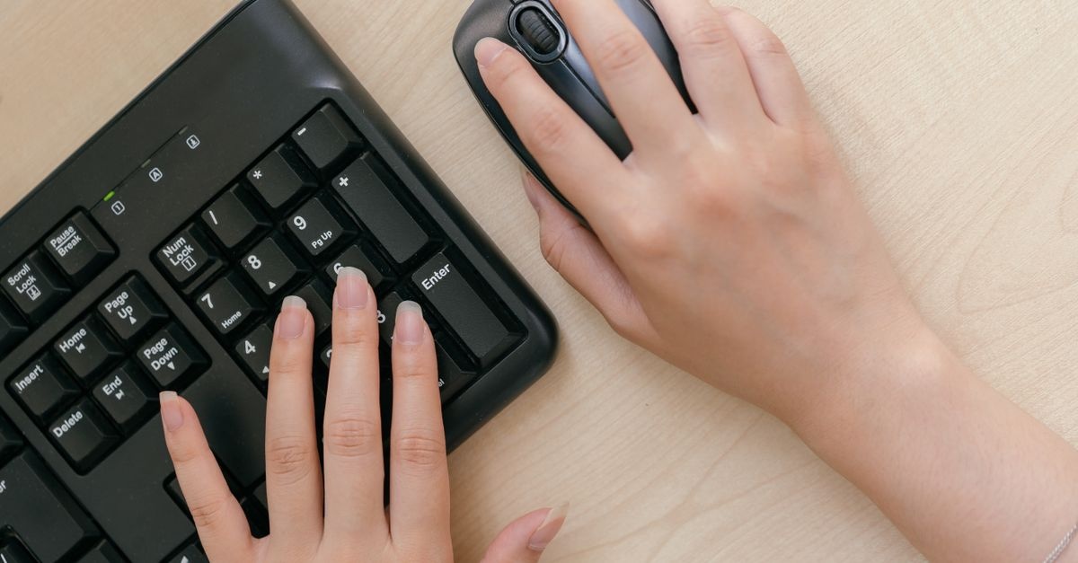 Schmerzfreie Mausarbeit: So beugst du Handgelenkproblemen im Büroalltag vor