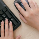 Schmerzfreie Mausarbeit: So beugst du Handgelenkproblemen im Büroalltag vor