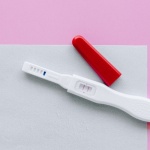 Zweite Linie nur ganz schwach? So deutest du deinen Schwangerschaftstest richtig