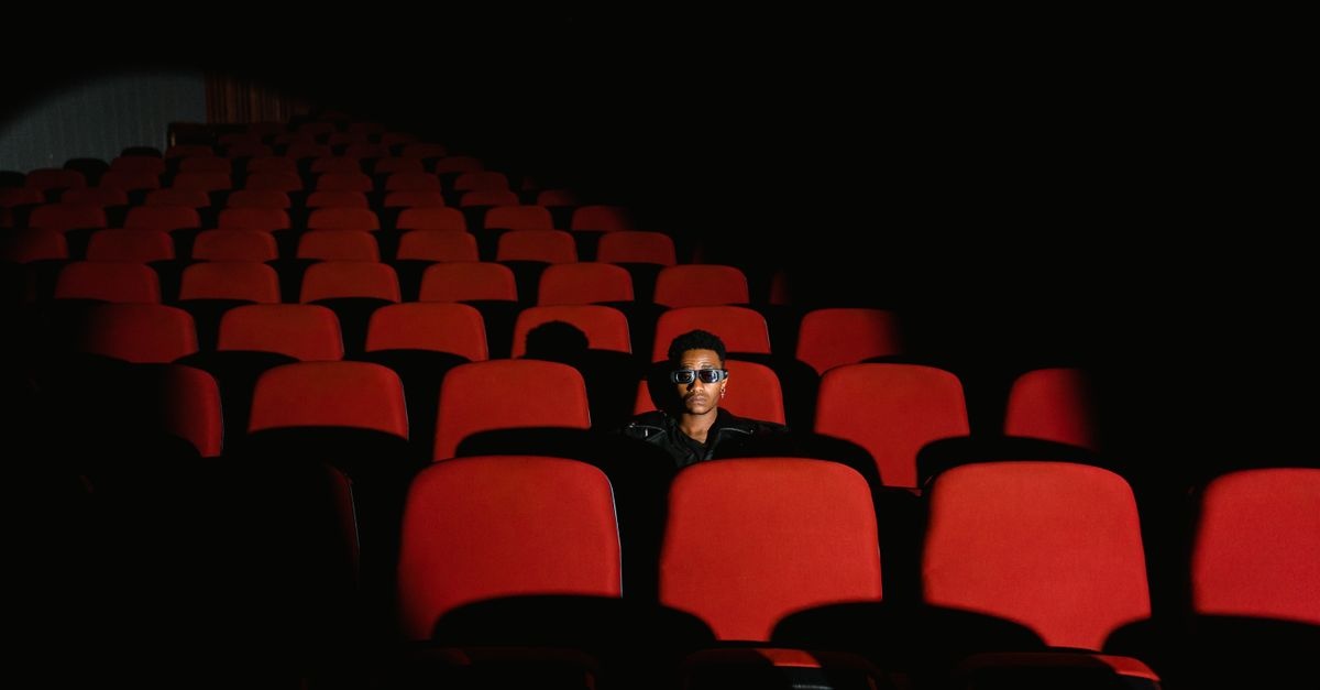 Solo ins Kino: Warum ein Filmabend allein zur besten Verabredung mit dir selbst wird