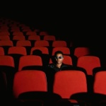 Solo ins Kino: Warum ein Filmabend allein zur besten Verabredung mit dir selbst wird