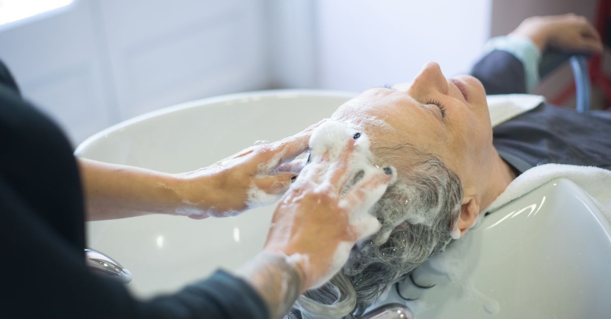 Silbershampoo perfekt dosieren: So gelingt der kühle Blondton ohne Grauschleier