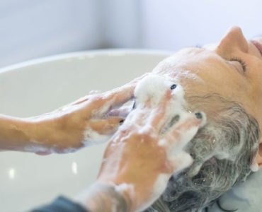 Silbershampoo perfekt dosieren: So gelingt der kühle Blondton ohne Grauschleier