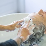 Silbershampoo perfekt dosieren: So gelingt der kühle Blondton ohne Grauschleier