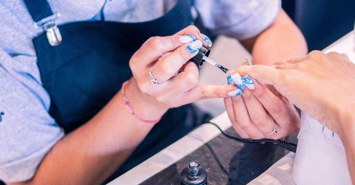 Gelnägel vs. UV-Lack: Welche Maniküre passt wirklich zu dir?