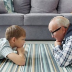 Liebevoll Nein sagen: Wie Eltern Großeltern respektvoll Grenzen setzen und Frieden in der Familie bewahren