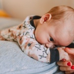 Kleine Hände, große Fortschritte: So fördern Sie die Greifentwicklung Ihres Babys spielerisch